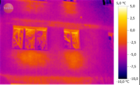 Starší cihlový dům - teplo z radiátorů prostupuje skrz zdivo